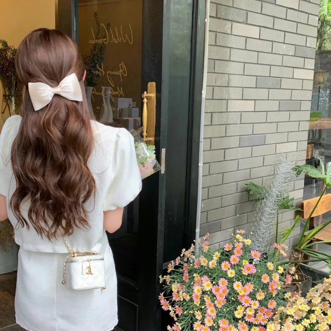 游艇藏春